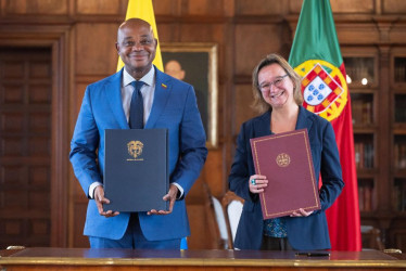 El canciller colombiano, Luis Gilberto Murillo, y la embajadora de Portugal en Colombia, Catarina De Mendoza.