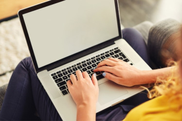 Mujer usando un computador portatil