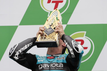 David Alonso celebra su quinta victoria consecutiva y la duocédima de la temporada de Moto3.