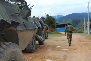 Un soldado durante su ingreso a la zona rural de El Plateado en la 'Operación Perseo', en el suroeste de Colombia. 