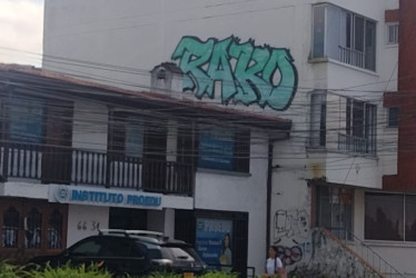 Grafiti en la avenida Santander, en las paredes del edificio al lado del Instituto Proedu.