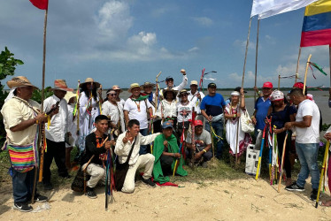 Indígenas que navegaron por el río Magdalena hasta Puerto Mocho en Barranquilla