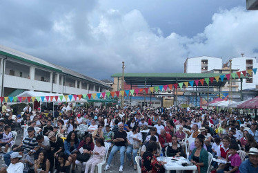 Familias enteras acogieron el llamado de su colegio y acompañaron con gusto todas las actividades del Carnaval ambiental, entre ellas el Gran bingo.