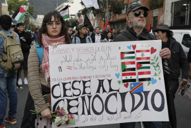 Foto | EFE | LA PATRIA  Manifestantes participaron durante una jornada de protesta en contra de la violencia y en apoyo a Palestina en Bogotá. 