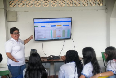  Fotos I Cortesía para Q'HUBO    Los alumnos ya disfrutan de los televisores, adquiridos como producto de las actividades efectuadas el Día de la Familia, el mes pasado en la Institución Educativa San Pablo, de Victoria.