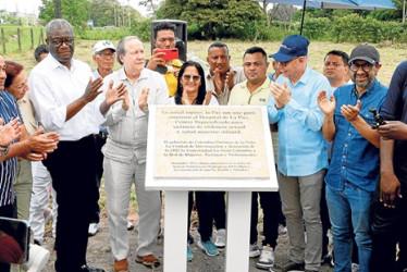 Foto | EFE | LA PATRIA El ministro de Salud, junto con líderes de la UIA y representantes de víctimas, oficializó el inicio del Hospital de la Paz con la firma del documento y desvelaron una placa de presentación, la primera piedra del proyecto.