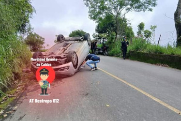 El volcamiento se reportó en el sector El Guadual, en Santa Elena (Marquetalia).