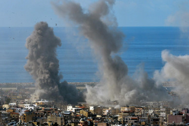 El humo y los escombros se elevan tras un ataque aéreo israelí contra el distrito de Dahieh, en el sur de Beirut (Líbano), este martes.