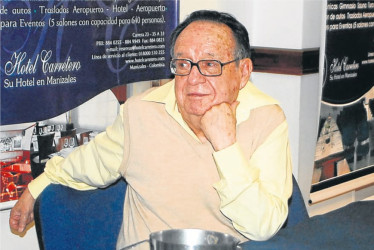 Roberto Gómez Bolaños en su visita a Manizales en 2009.