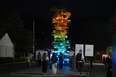 Personas caminan por un pabellón de la Zona Azul de la COP16, este viernes en Cali (Colombia). 