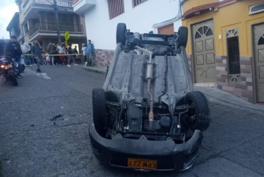 Un Chevrolet Spark terminó volcado luego de chocar contra un muro cerca del hospital de Neira (Caldas).