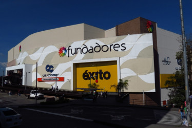 Recorrido por la terraza, las zonas de coworking y el punto de carga de vehículos eléctricos en el recinto comercial. La azotea estaría renovada por completo en 15 días.