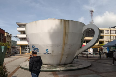 La tasa de café del Parque de Bolívar de Chinchiná requiere con urgencia le hagan un mantenimiento. Luce deteriorada. La estructura pertenece a un privado, fue objeto del Guinness de la más grande del mundo. 