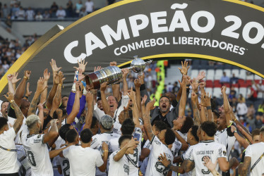 El presidente de Botafogo, Adalberto Batista (c), celebra con el trofeo al ganar la Copa Libertadores ante Atlético Mineiro este sábado, en el estadio Más Monumental en Buenos Aires (Argentina).