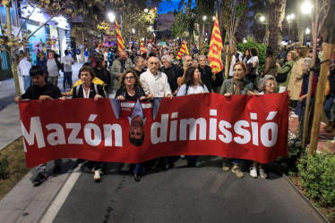 Varios miles de alicantinos han gritado este sábado en Alicante 'Mazón dimisión', en referencia al presidente de la Generalitat valenciana, por las calles de la ciudad en una manifestación sin incidentes contra la gestión del Consell valenciano en la crisis de la dana de Valencia.