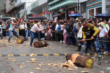 Gruesas trozas de madera fueron reducidas a leña a golpe de hacha y con la animación del público. Los troncos fueron donados por la empresa Maderas de Oriente.