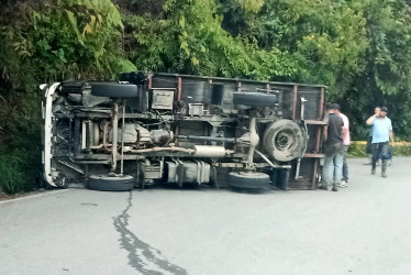 Campero accidentado en la vía Pácora-Aguadas.