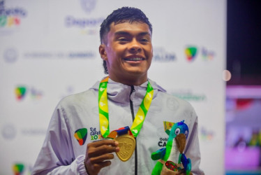 El manizaleño Tomás Escobar Bañol, en el podio de los I Juegos Nacionales Juveniles. Es doble medallista de oro en las justas.