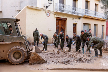 Continúan las labores de limpieza en el municipio de Algemesí, este viernes, tras la DANA del pasado 29 de octubre que ocasionó más de doscientas víctimas mortales. 