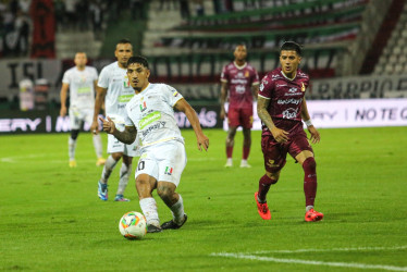 El argentino Lucas Ríos (izq.) contribuyó con sus pases a las llegadas del Once Caldas al arco del Deportes Tolima, que no se tradujeron en goles.