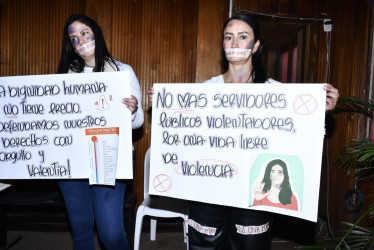 Un grupo de mujeres se manifestaron en el Concejo de Salamina contra el maltrato y la violencia. 