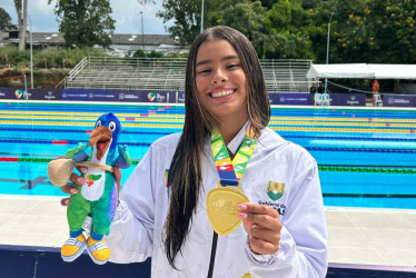 La caldense Nicoll Agudelo posa con su medalla de oro, la tercera que obtiene en la paranatación de los Juegos Juveniles.