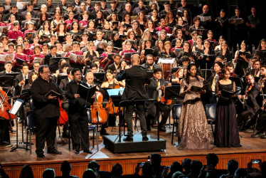 Los solistas Valeriano Lanchas, Hans Mogollón, Valeria Bibliowicz y Eliana Piedrahita con el resto de las agrupaciones.​​​​​​​