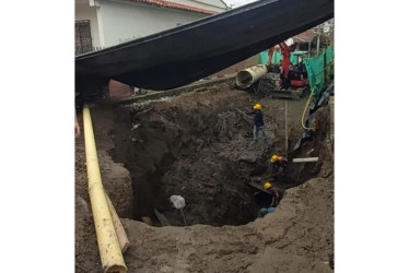 Solo faltaba enterrar un tubo cuando el invierno les jugó una mala pasada a los obreros y el terreno se desplomó, por lo que se formó un amplio boquete que preocupa a la comunidad de Neira.