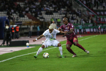 Michael Barrios (izq.) tuvo mejor rendimiento en el cierre del partido del Once Caldas contra el Deportes Tolima. Sin embargo, el desempeño ofensivo del equipo dejó dudas en el técnico, Hernán Darío Herrera, y la afición.