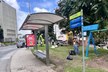 El punto de salida y llegada de los vehículos de transporte público entre Neira y Manizales está ubicado a un costado del Teatro Los Fundadores de la ciudad.