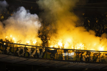 Los seguidores del Maccabi Tel-Aviv lanzaron fuegos artificiales antes del partido de la UEFA Europa League entre el Ajax y el Maccabi Tel Aviv en Ámsterdam, Países Bajos, este jueves 7 de noviembre de 2024.