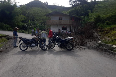 Comunidad de Samaná bloquea la vía que conecta La Dorada (Caldas) con Sonsón (Antioquia)