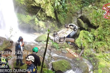 Al único ocupante del carro lo encontraron muerto tras caer al abismo.