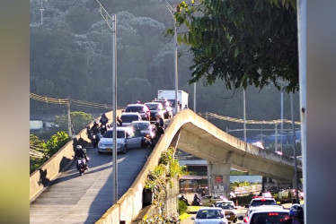 El choque de dos carros y una moto en el puente que conduce a La Leonora.