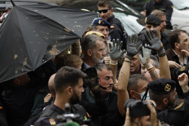 Vecinos indignados gritan insultos durante la visita de la comitiva de los reyes a Paiporta este domingo. 