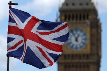 Big Ben en Londres con la bandera de Reino Unido