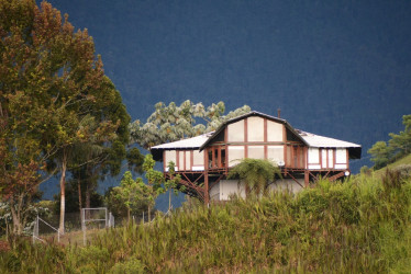 En la vereda Buenavista, ubicada en Cerro de Oro, sobresale La Palomera, casa de Luis Salazar. Fue diseñada y construida hace 35 años por Simón Vélez con maderas de mangle y zapán. Su estructura exhibe tuberías de cobre a la vista.