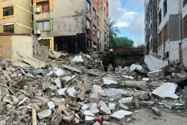 Labores de búsqueda y rescate en edificio que colapsó este jueves en Barranquilla. 