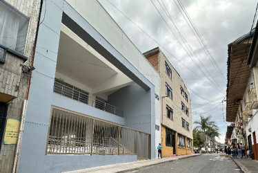 El Centro Comunitario Cacique Ocuzca, edificio gris a un lado del Palacio Municipal de Anserma.