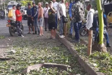 Así quedó la calle donde se presentó la explosión este viernes en Jamundí (Valle).