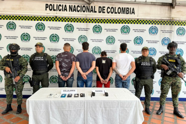 Dos de los capturados estaban recibiendo de la víctima $800 mil en efectivo