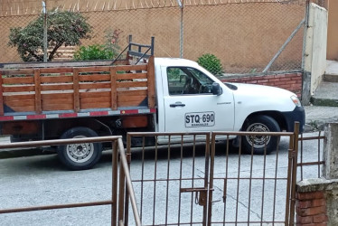 Según los residentes, deben bajarse a la calle porque furgones hacen uso del andén y obstruyen la movilidad del sector.  