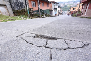 Foto | Luis Trejos | LA PATRIA  Estos son los hundimientos y grietas que generan molestias en el sector.