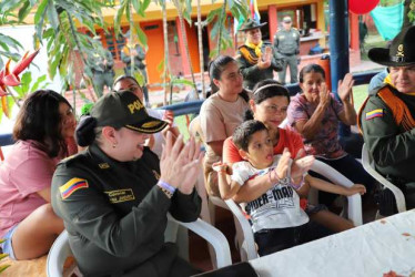 "Luis Alejandro es un ejemplo de lucha y su familia nos inspira a seguir trabajando por quienes más lo necesitan": coronel. 