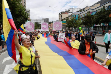 Miles de personas se reunieron este sábado en plazas de las principales ciudades del país para manifestarse contra el Gobierno al grito de "fuera Petro"