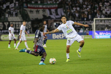 Jefry Zapata (d) marcó el primer gol del Once Caldas e hizo el pase para la anotación de Dayro Moreno. Fue elegido la figura del partido.