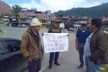 Abordan a las personas en las calles. Fotos de la Policía.