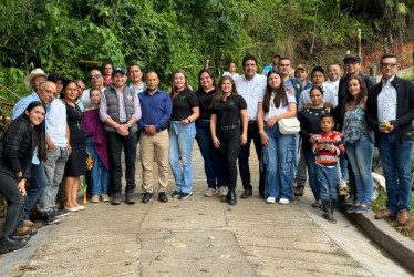 La comunidad de la vereda La Esmeralda en Risaralda, municipio del Occidente Próspero de Caldas festejó la finalización de la placa huella de sus vías de acceso.