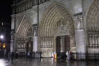 El arzobispo de París, acompañado de otros clérigos, ha hecho una breve procesión con la cruz de madera con la que ha golpeado a las puertas (hecha con madera recuperada de las ruinas del incendio de abril de 2019).