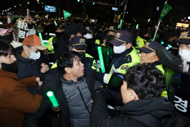 Miles de manifestantes se congregaron frente a la Asamblea Nacional para protestar contra la ley marcial y pedir la dimisión de Yoon.